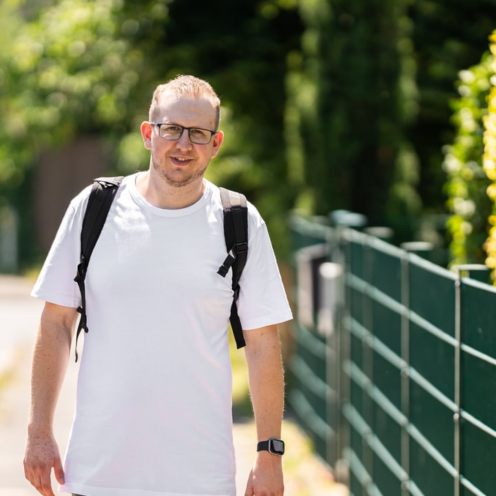 Jan Schlösser auf dem Weg zu einem Termin in Neuss