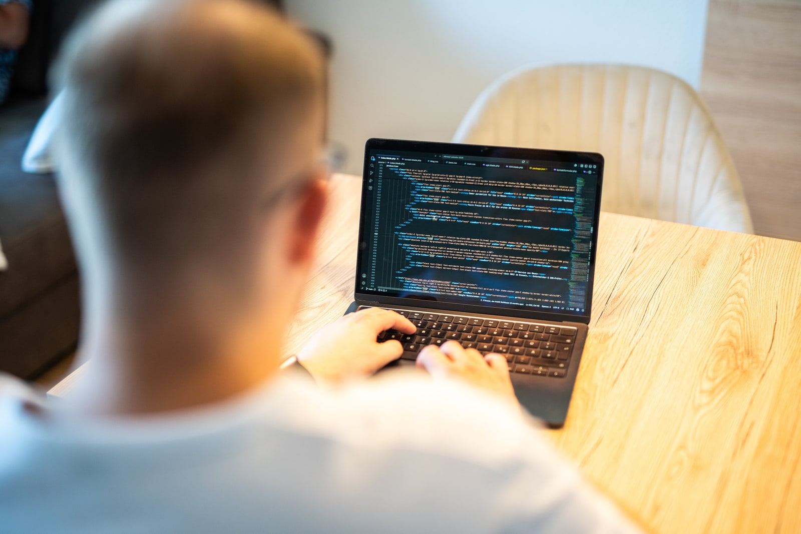 Jan Schlösser arbeitet am Quellcode einer Website