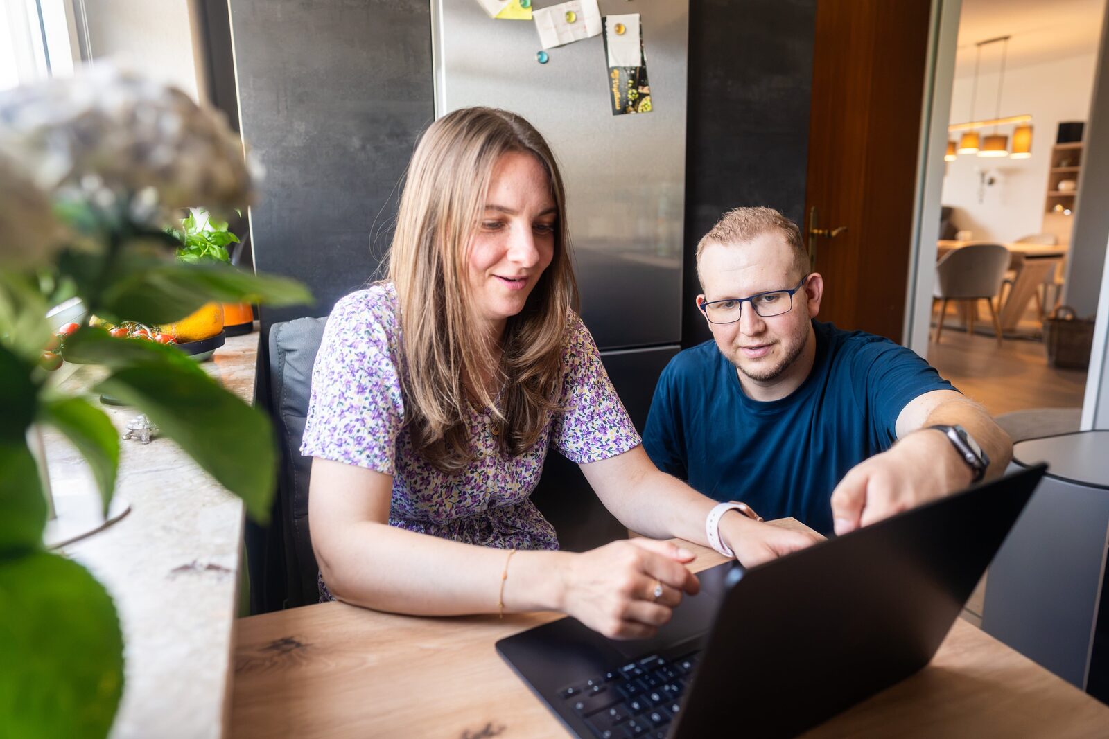 Jan Schlösser bespricht mit einer Kundin die Einstellungen an einem Laptop